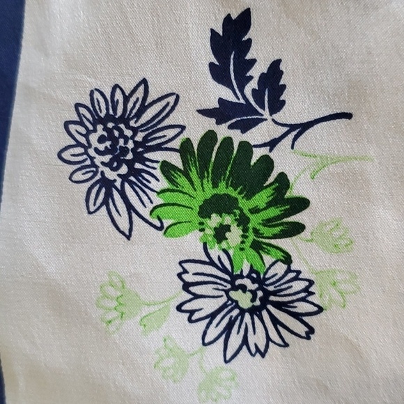 Robinson Golluber VTG scarf white and navy floral approx 21 X 21 - Picture 3 of 6